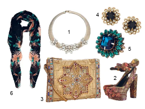 Phụ trang: 1.Vòng cổ đính pha lê trắng ACCESSORIZE 999.000 VNĐ 2.Giày cao gót vải gấm TOPSHOP 1.799.000 VNĐ 3.Clutch ACCESSORIZE 1.299.000 VNĐ 4.Nhẫn đính đá màu DIVA 5.Hoa tai đính đá DIVA 399.000 VNĐ 6.Khăn quàng cổ OASIS