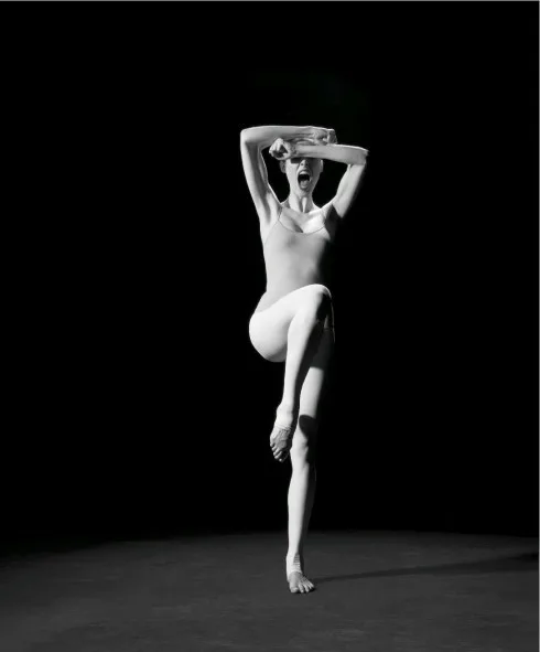 coco-rocha-cach-tao-dang-chup-anh-pose-5-elle-network.jpg