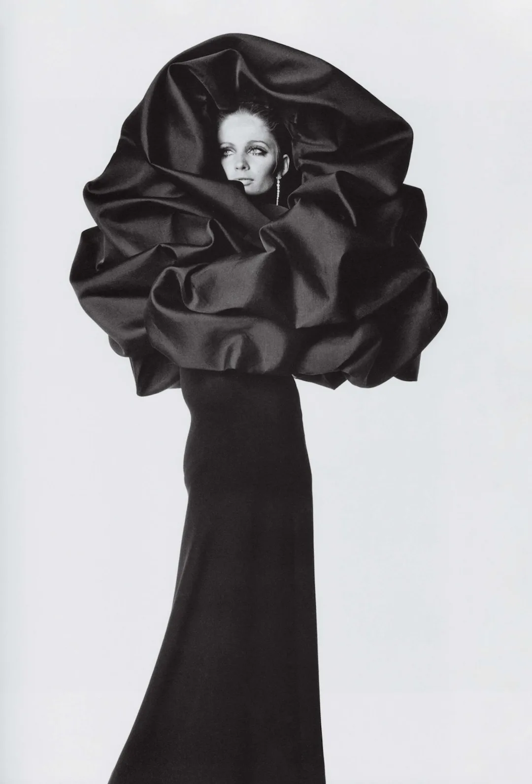 Aue Murray trong trang phục Balenciaga xuất hiện trên bìa Vogue 1967