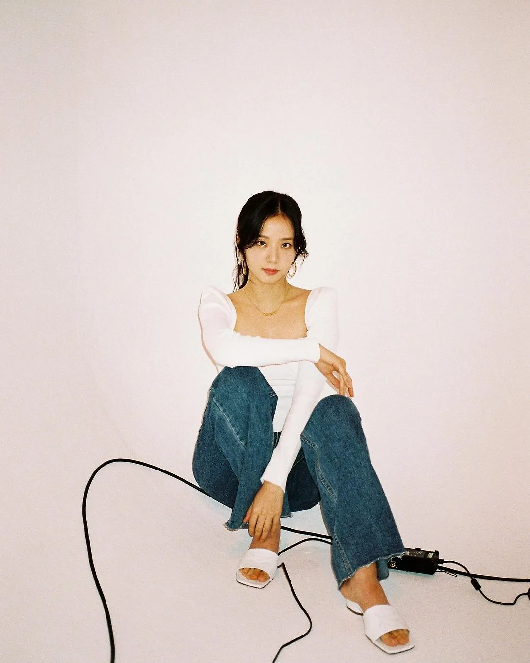 Jisoo diện sandals mũi vuông