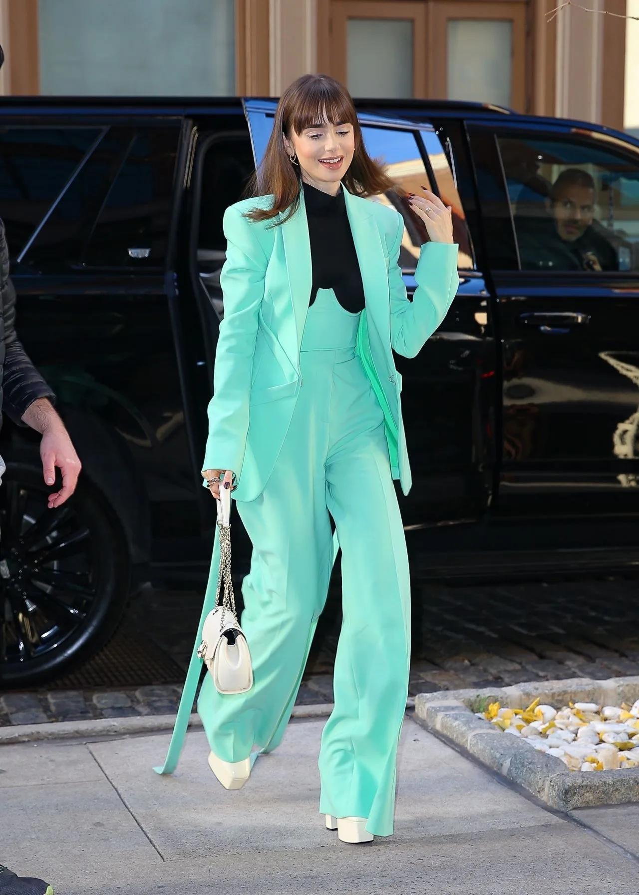 Lily Collins quần tây đạp gót