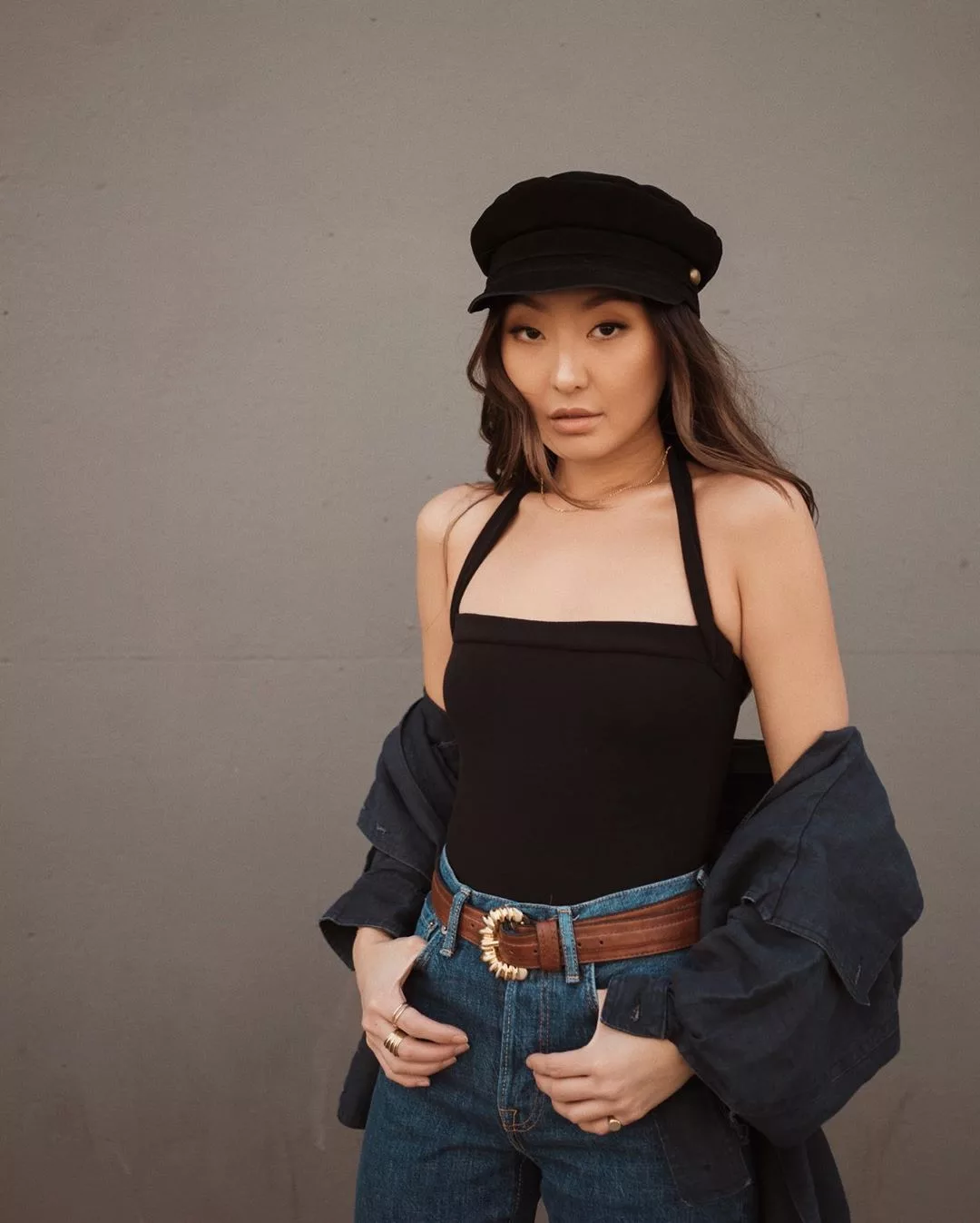 áo tank top đen khoác ngoài sơmi