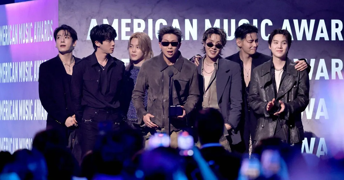 Khoảnh khắc BTS chạm tay vào chiếc cúp "Artist of the Year" danh giá tại AMAs 2026.