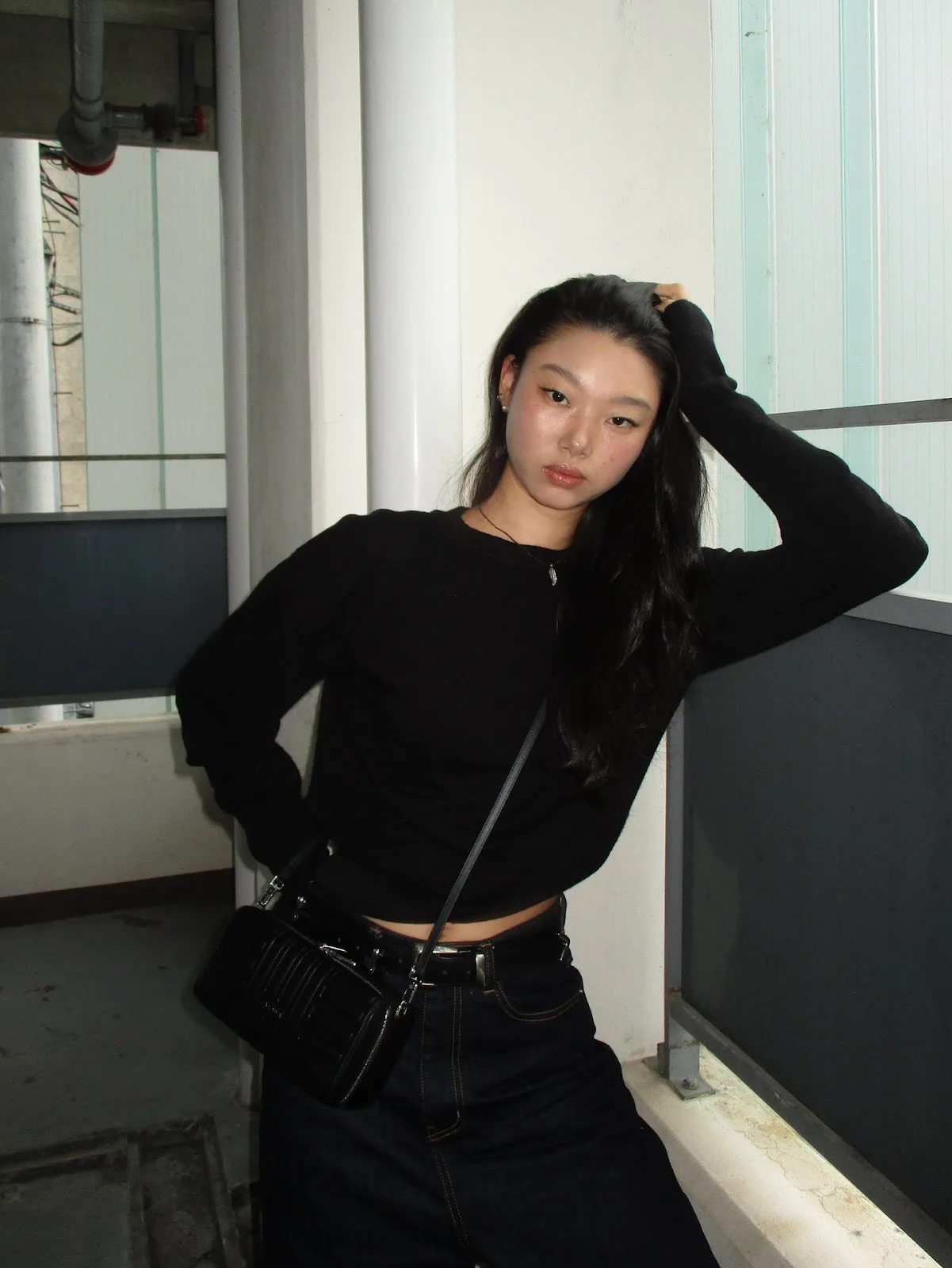 Không chỉ riêng tuổi Dần mà cô gái nào cũng cần ít nhất một outfit màu đen trầm tĩnh cho những ngày cần sự cân đối, tối giản