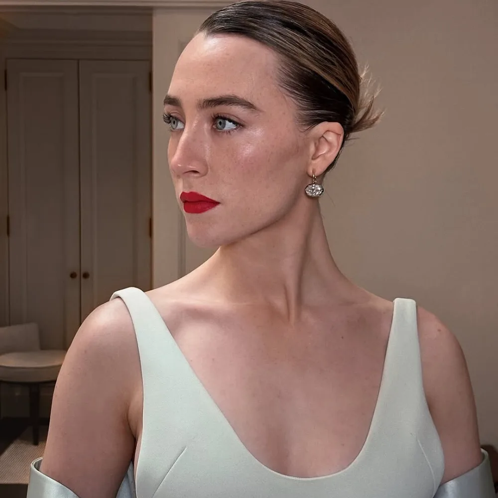 Saoirse Ronan trang điểm với son đỏ