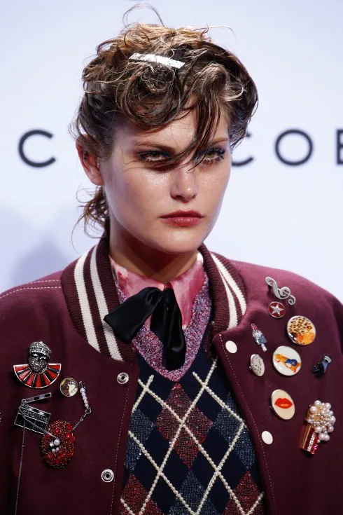 BST xuân-hè của Marc Jacobs đầy màu sắc, ngập tràn họa tiết, ngổ ngáo và tưng bừng niềm vui.