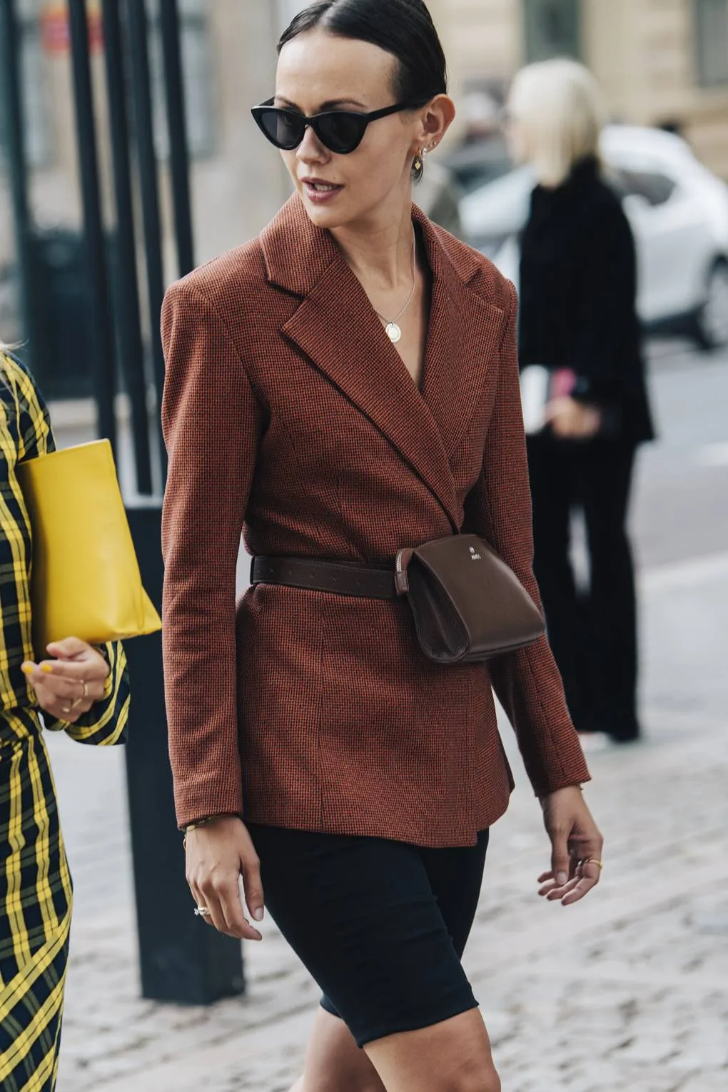 Quần shorts cùng blazer và belt bag