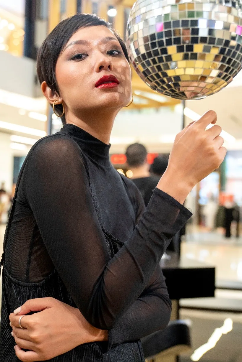 Makeup Artist Sian dùng chì NARS High Pigment Longwear Eyeliner màu Park Avenue xanh navy để tạo viền mắt ấn tượng cho người mẫu.