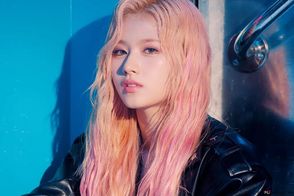 Sana với mái tóc đào trong MV "Feel Special". Sana với mái tóc đào trong MV "Feel Special".