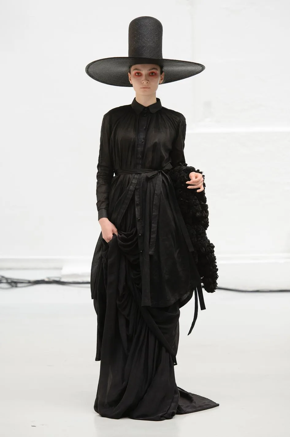 Chiếc mũ tombstone rộng vành của Xuan gây chú ý tại Paris Haute Couture