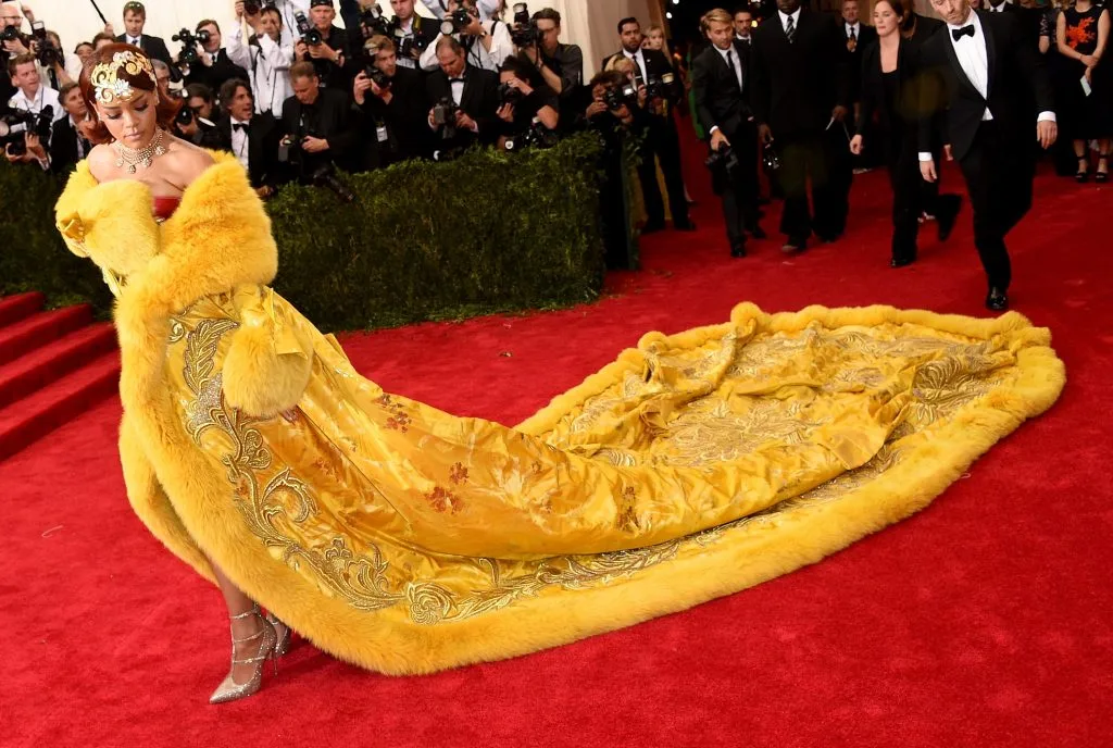 thảm đỏ met gala 2015 rihanna