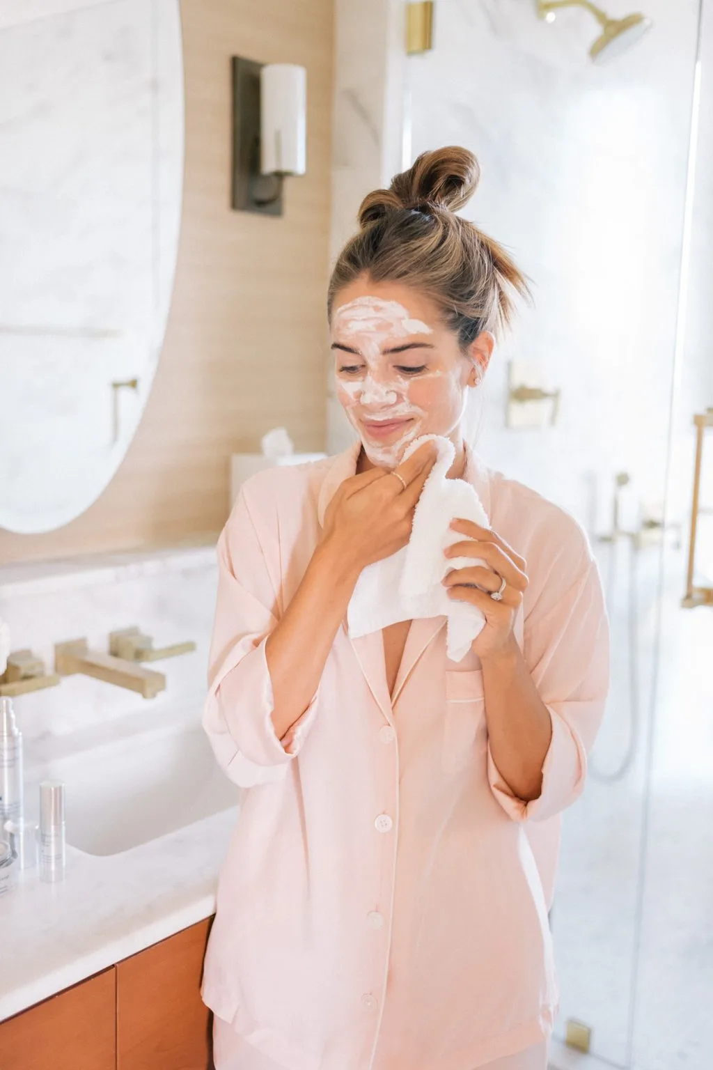 Rửa mặt Double Clean là cách chăm sóc da mụn hữu hiệu bởi nó sẽ loại bỏ vi khuẩn trên da.