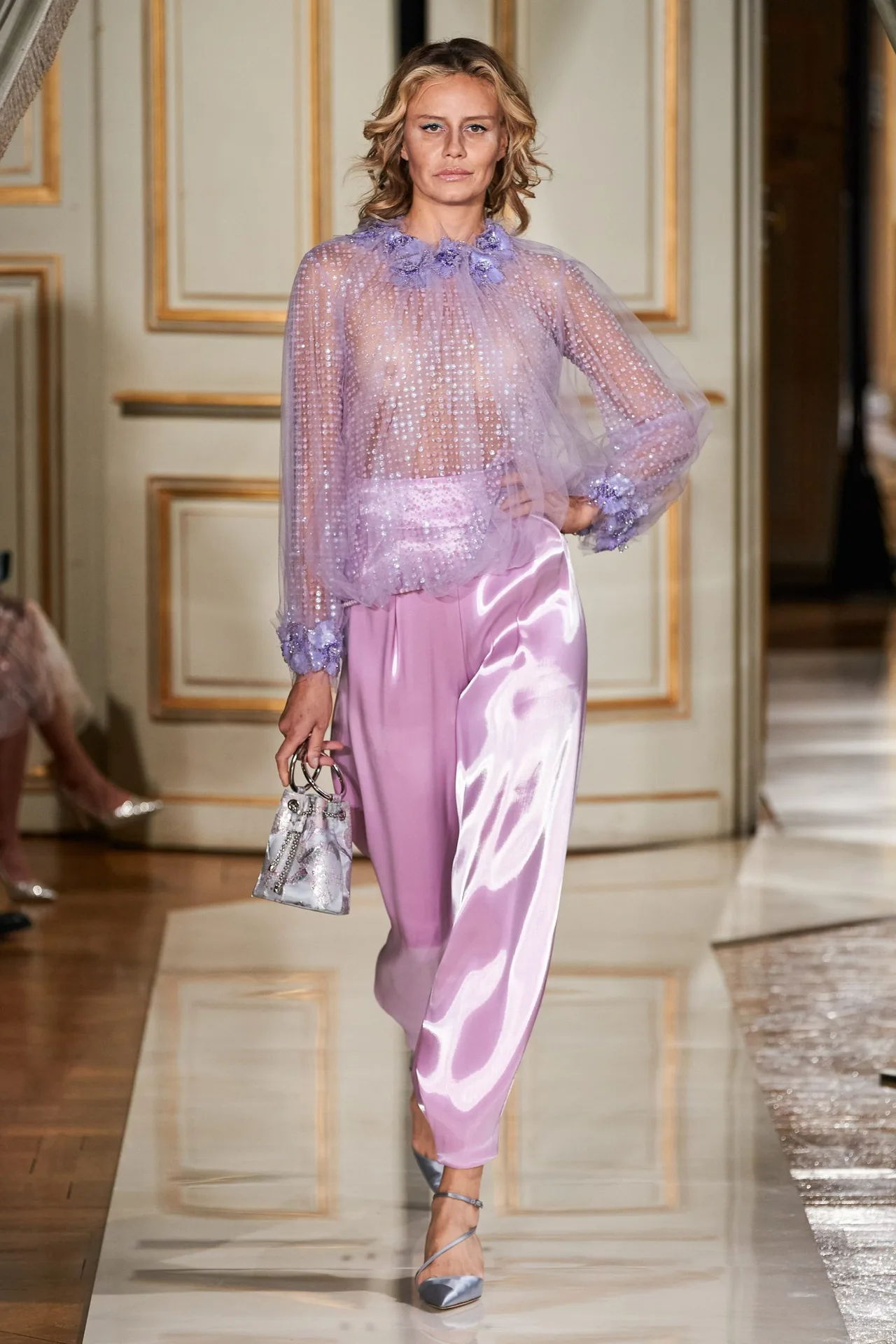 Armani Privé áo sequin xuyên thấu quần lụa