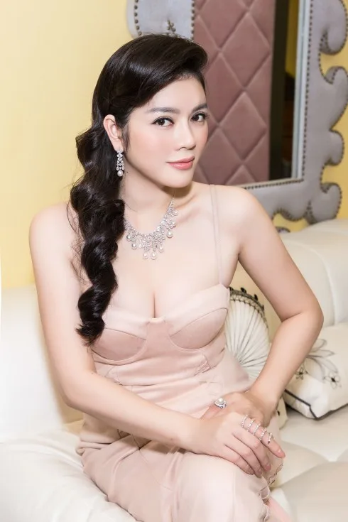 Lý Nhã Kỳ đẹp yêu kiều tại Triển lãm kim cương Staurino Fratelli