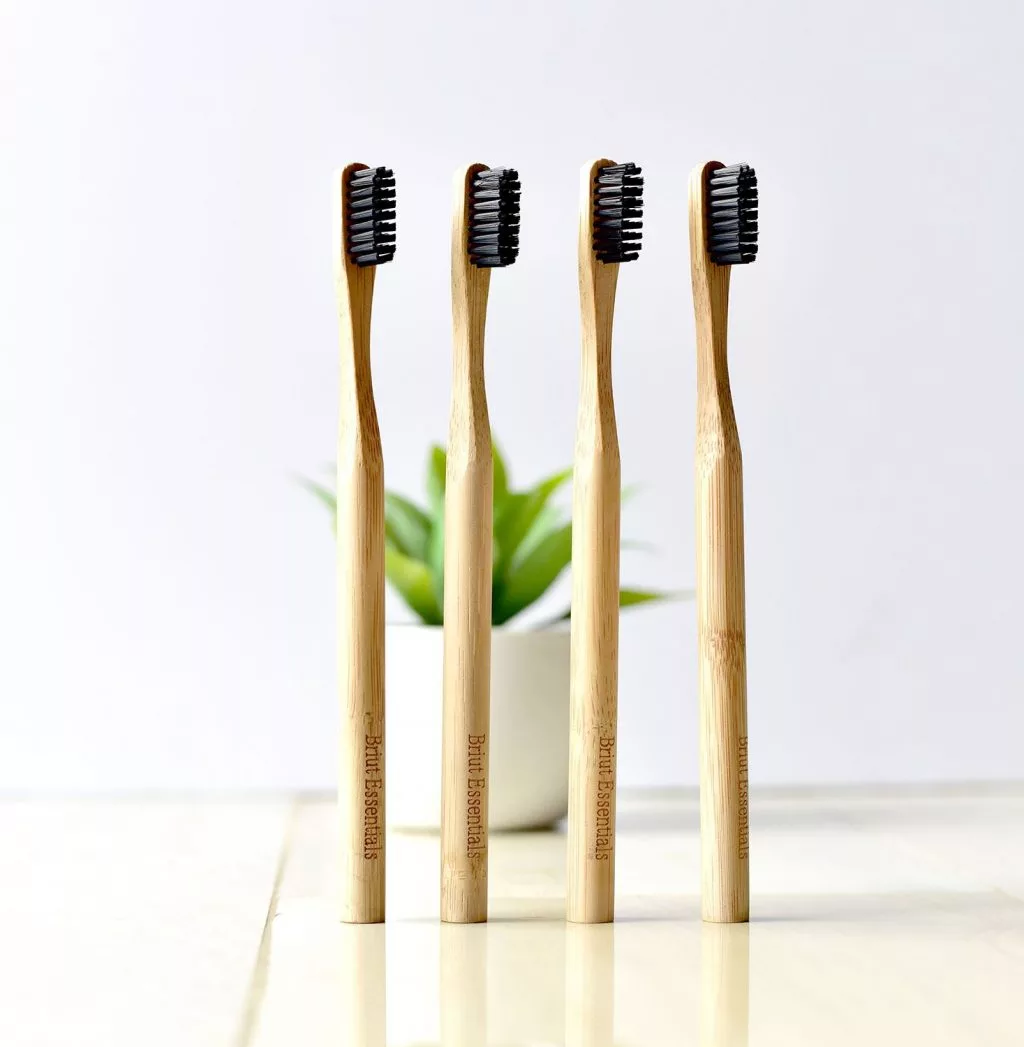 chăm sóc răng miệng bằng bàn chải tre
