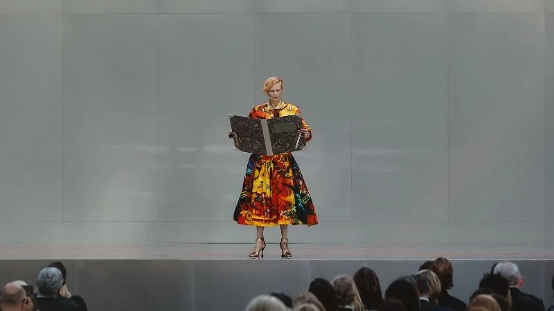 Tilda Swinton (2) trong chiếc váy sặc sõ đọc bài tưởng niệm Karl Lagerfeld.