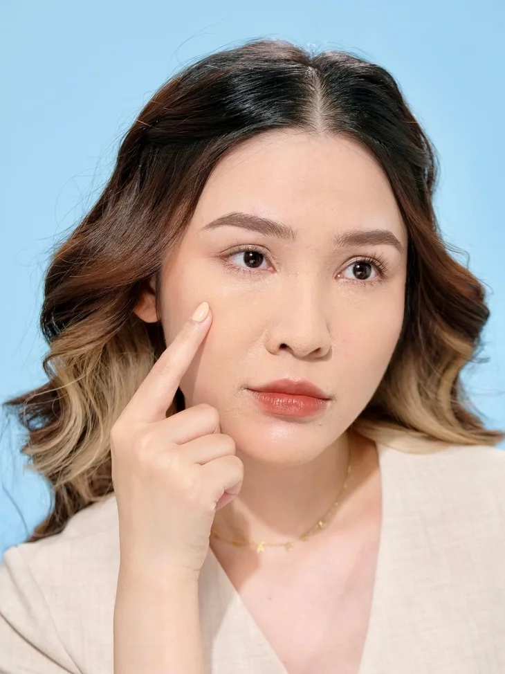 Lớp nền dày và đọng trên các nếp nhăn khiến vạn trông già đi. Ảnh: Quách Ánh Makup Artist. Bạn thường gặp tình trạng kem nền dày và đọng trên các nếp nhăn