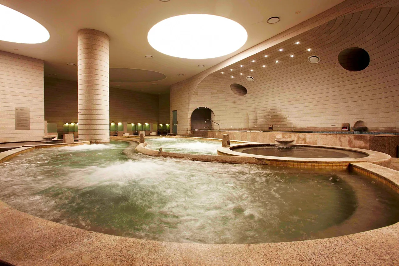 Bể tắm bên trong Spa Land tại Centum City ở Busan.