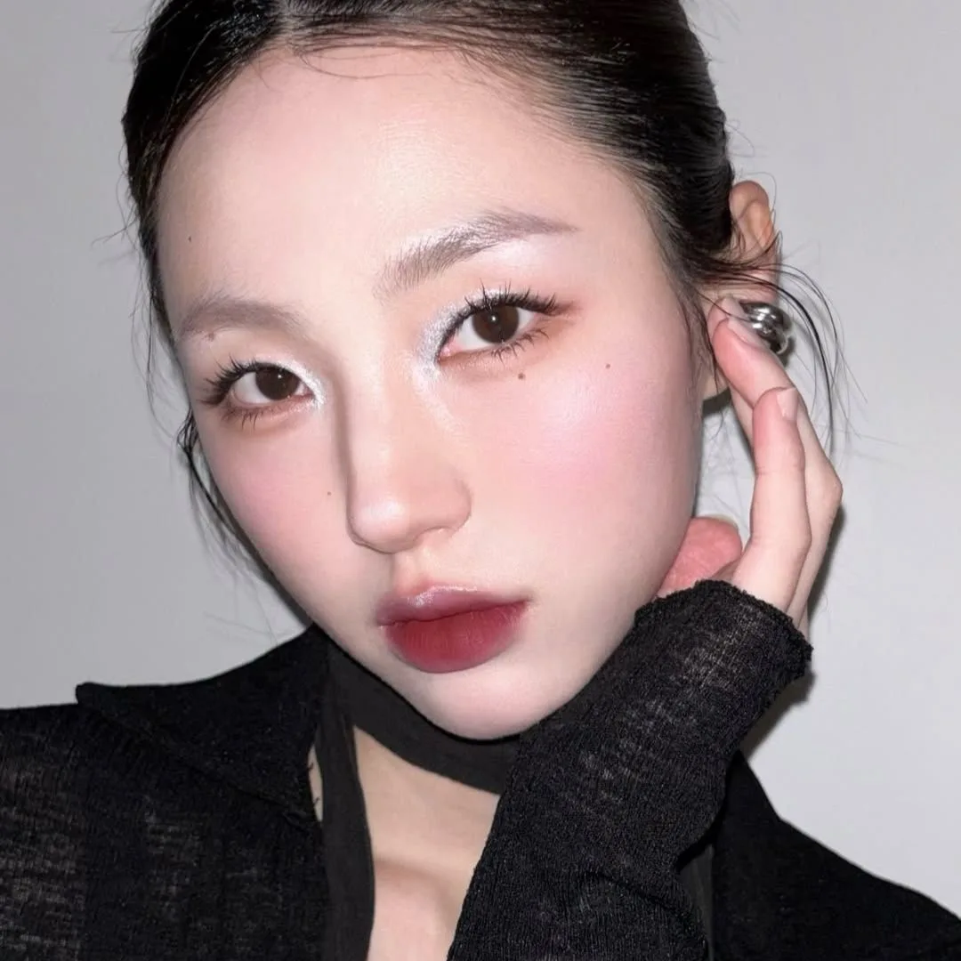người mẫu Hàn Quốc đánh son kem mịn lì