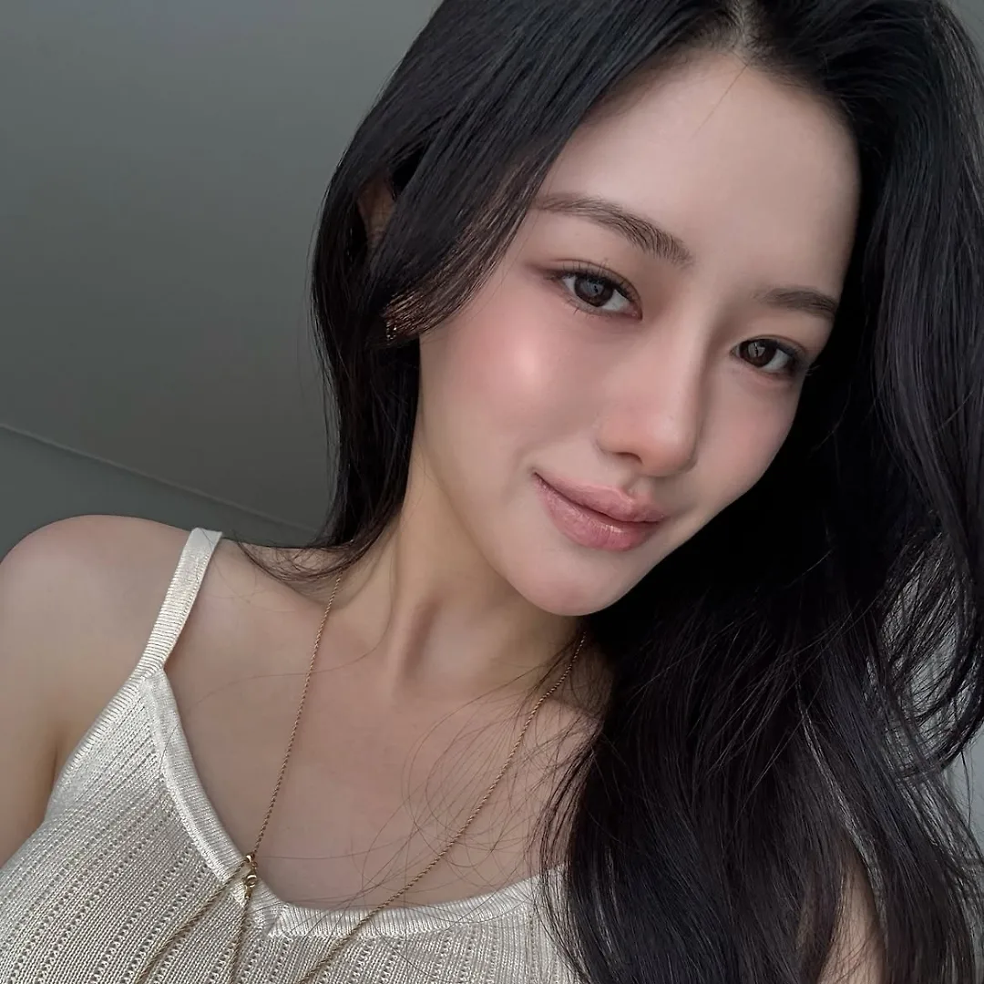 người mẫu với làn da căng bóng sau khi dùng sữa rửa mặt
