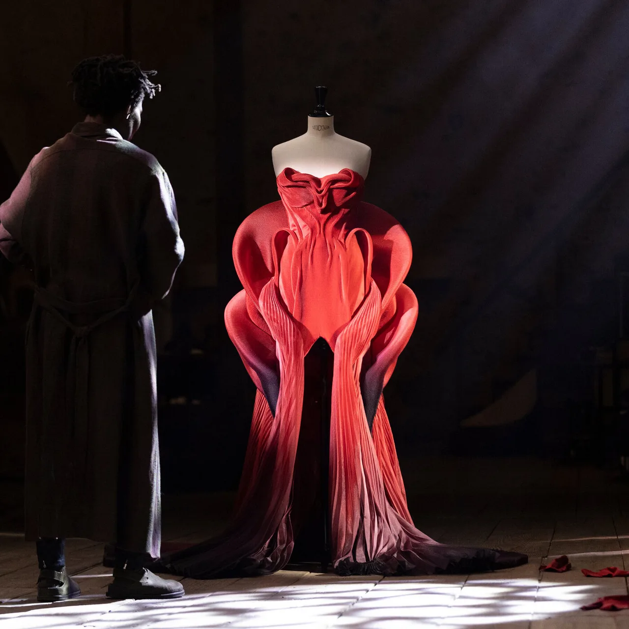Đầm Iris Van Herpen trong Mother Mary