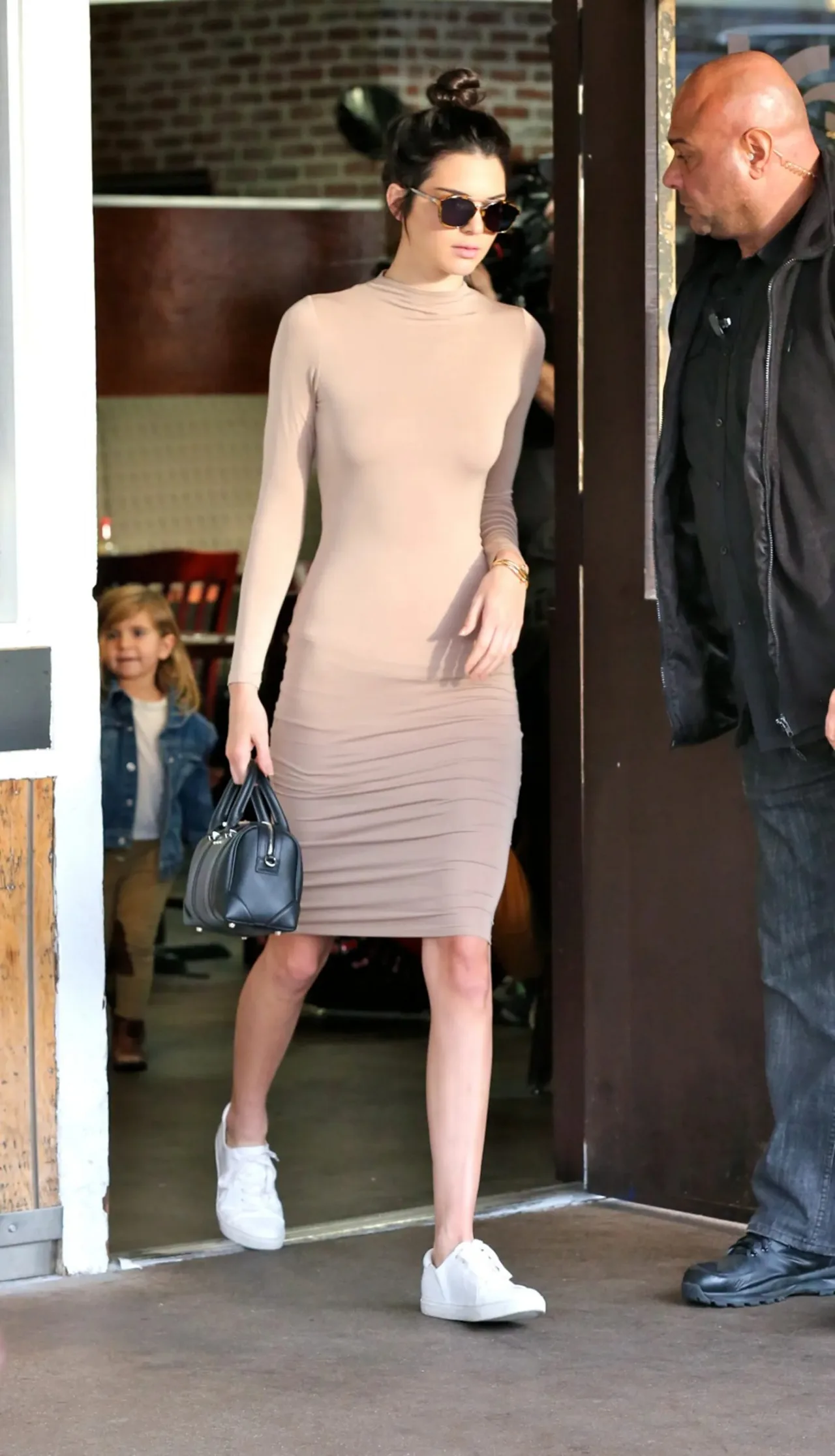 Kendall mặc váy body màu nude