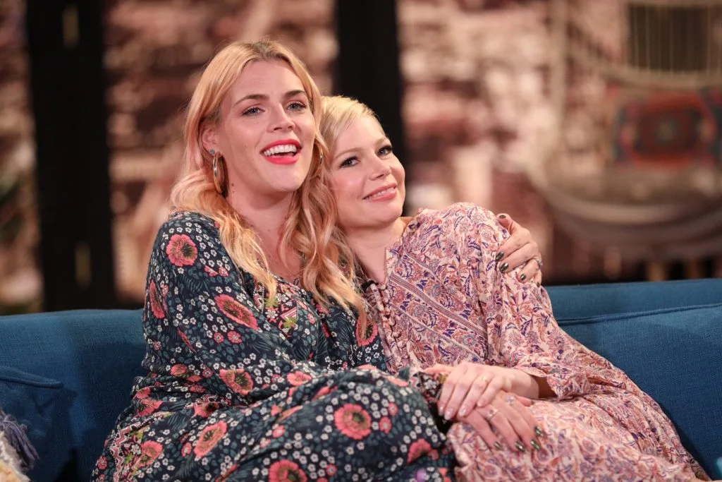 Michelle Williams và bạn gái thân Busy Phillips Michelle Williams và bạn gái thân Busy Phillips