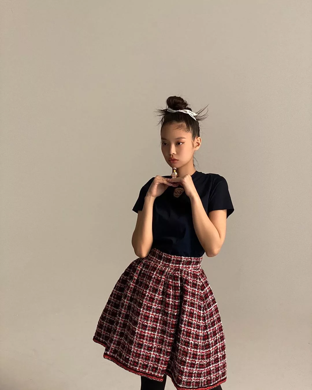 chân váy xòe họa tiết kẻ sọc áo thun đen jennie blackpink