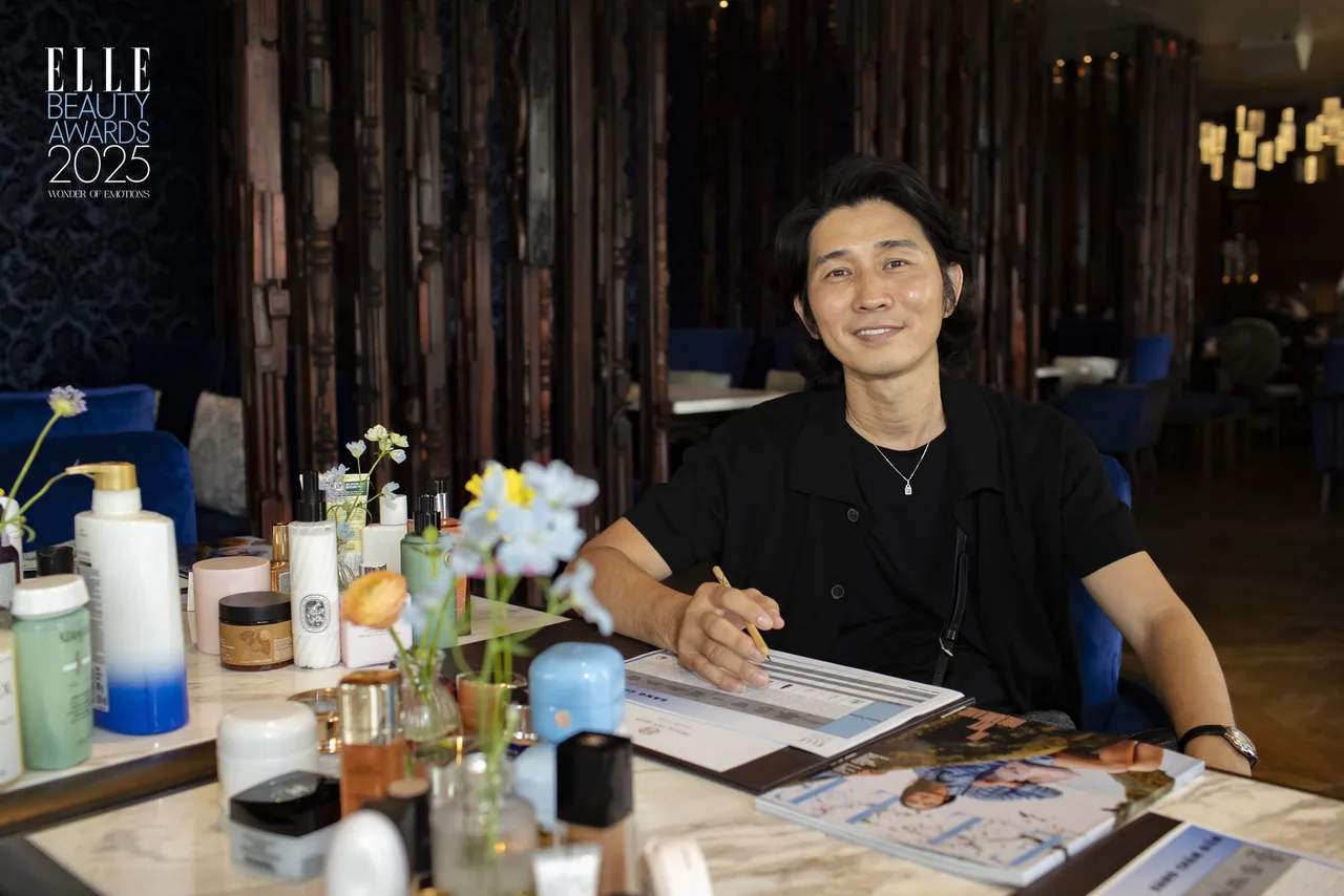 Markeup Artist Tùng Châu Trần ngồi tại bàn chấm điểm sản phẩm làm đẹp