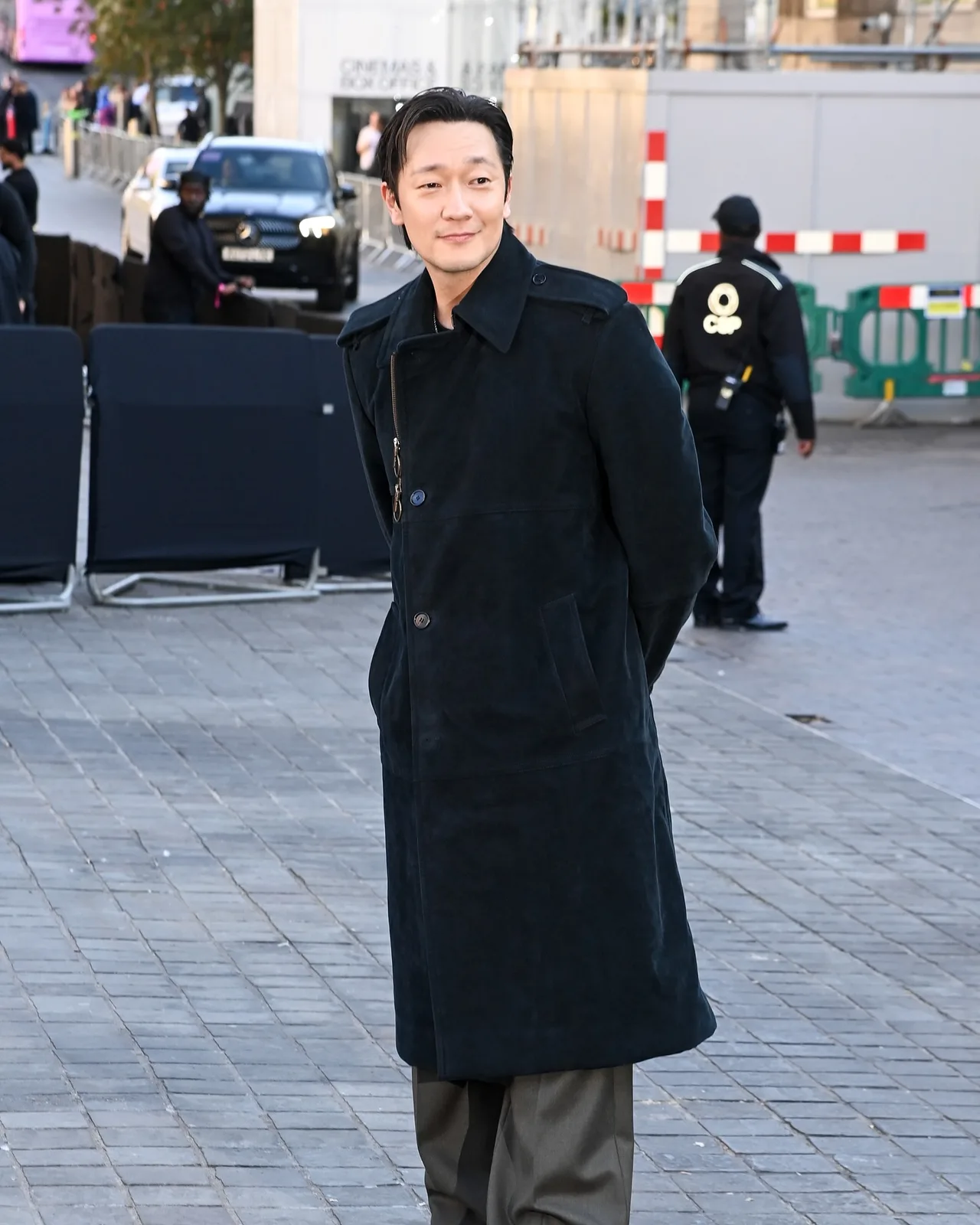 khách mời diện trench coat