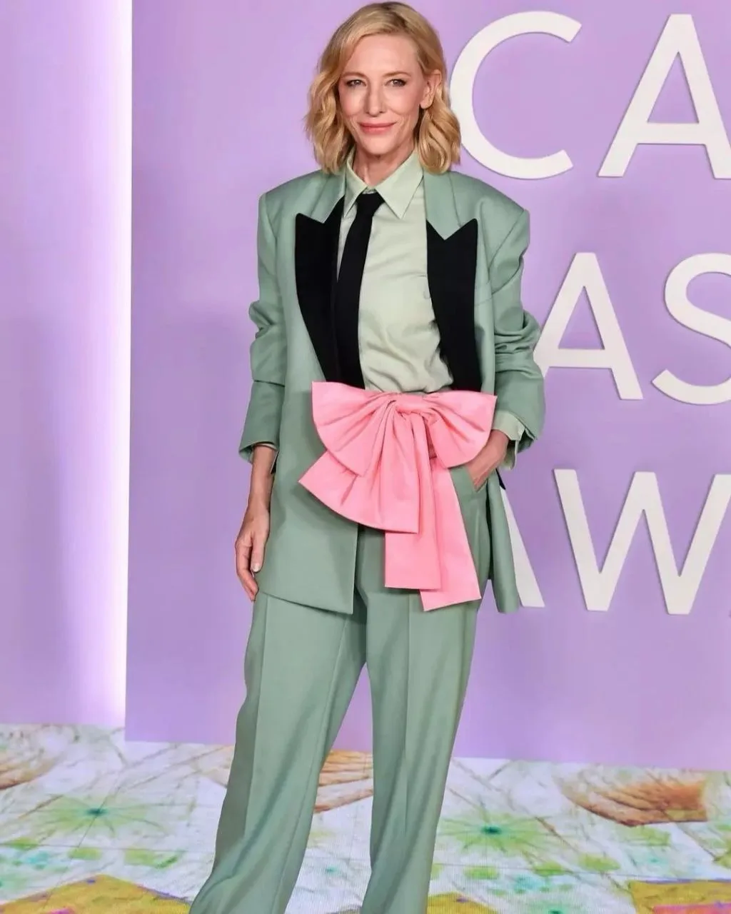 Cate Blanchett kết hợp kiểu tóc xoăn nhẹ cùng bộ vest cá tính. Cate Blanchett kết hợp kiểu tóc xoăn nhẹ cùng bộ vest cá tính.