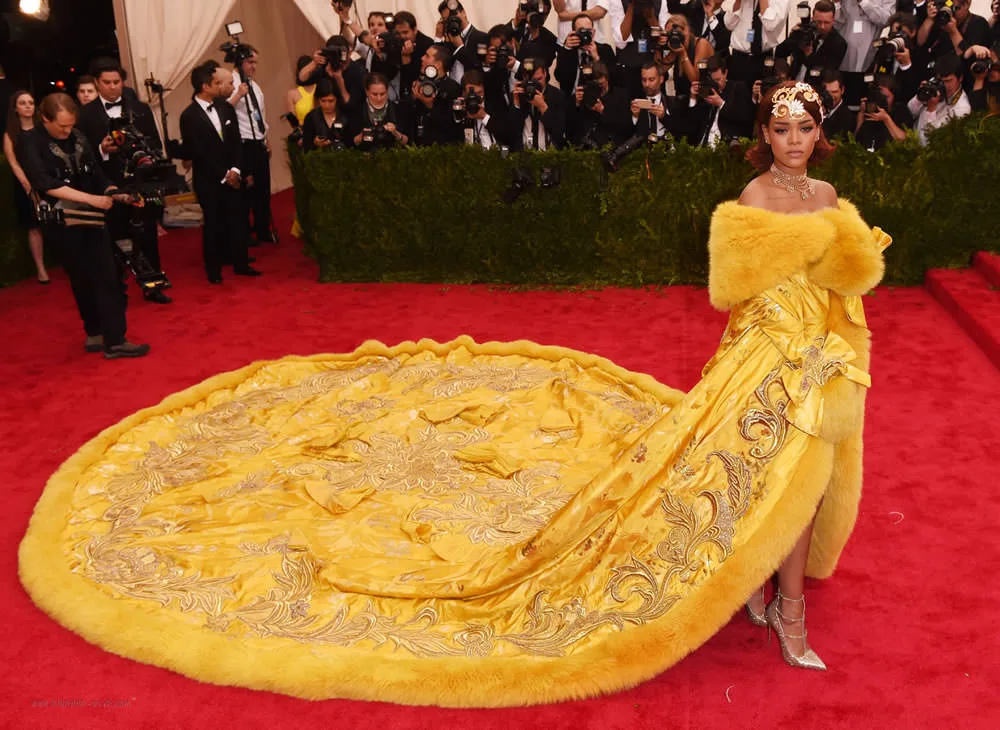 Rihanna thời trang thảm đỏ Met Gala 2015