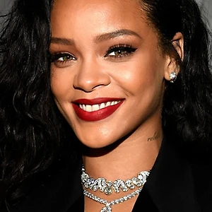 Rihanna châm biếm Donald Trump elle vn