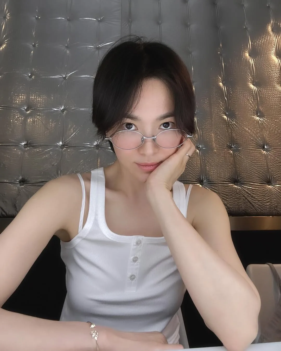 song hye kyo diện tank top trắng