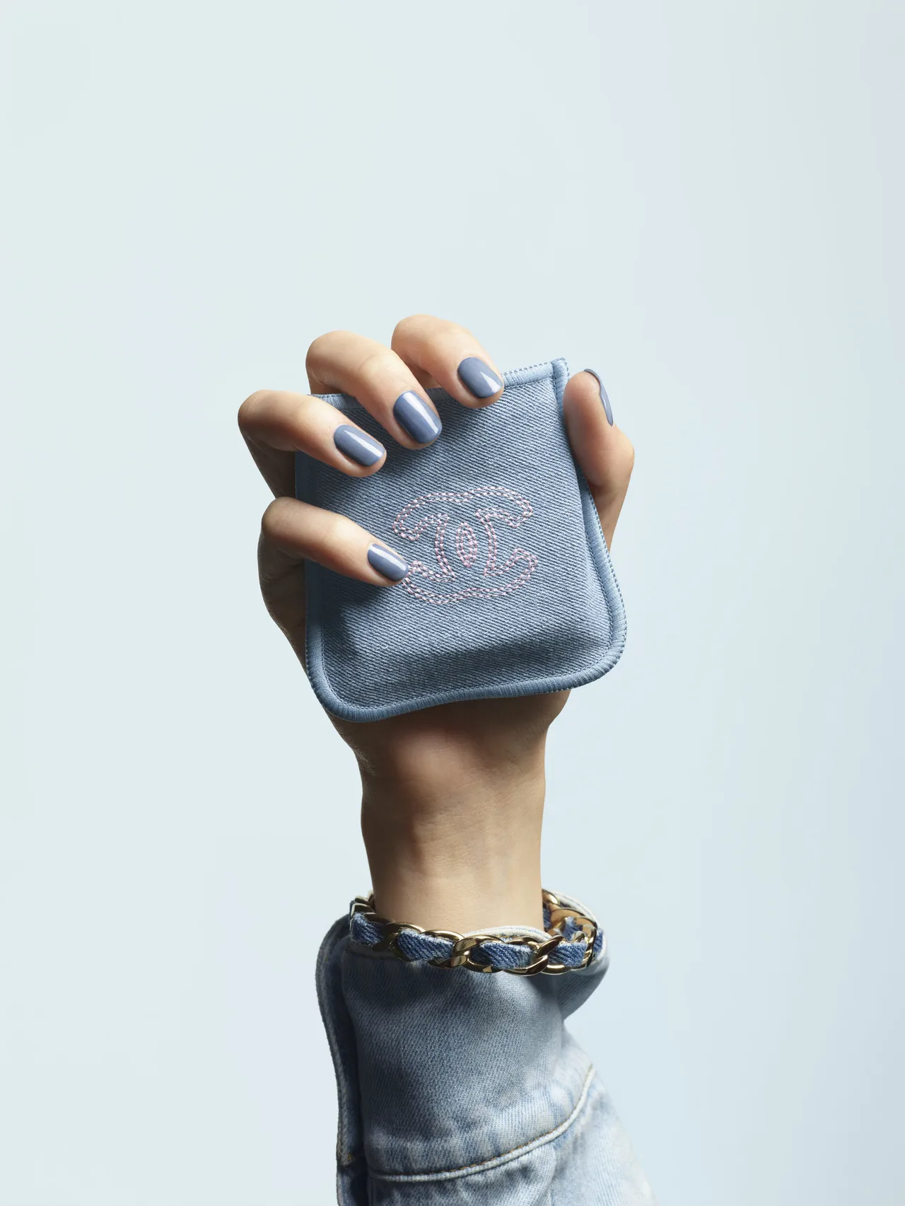 Hình ảnh chiếc pouch denim mới ra mắt trong bộ sưu tập CHANEL DENIM.
