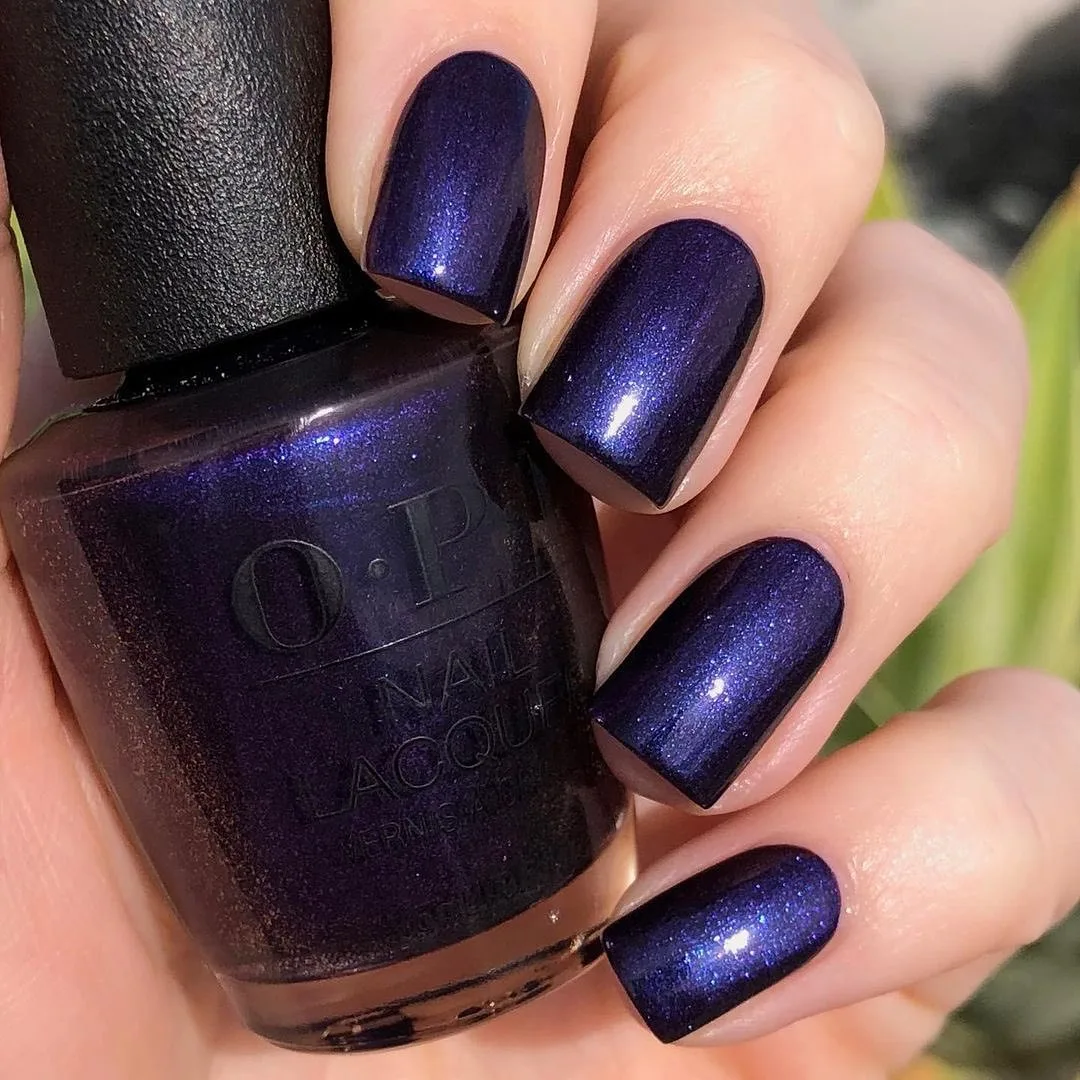 Màu nail navy giúp trắng da