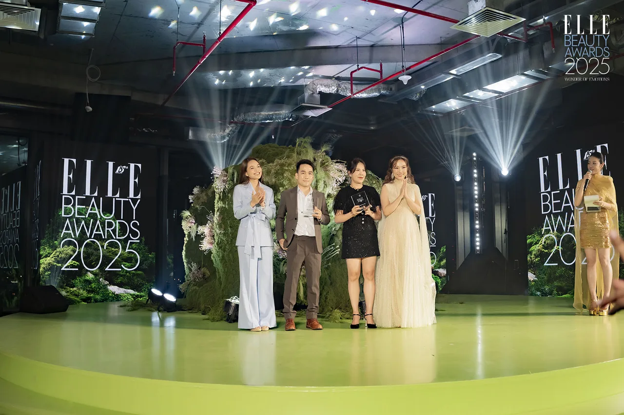 Bác sĩ Bích Na và bác sĩ Thanh Thanh trao giải Professional’s Choice - ELLE Beauty Awards 2025