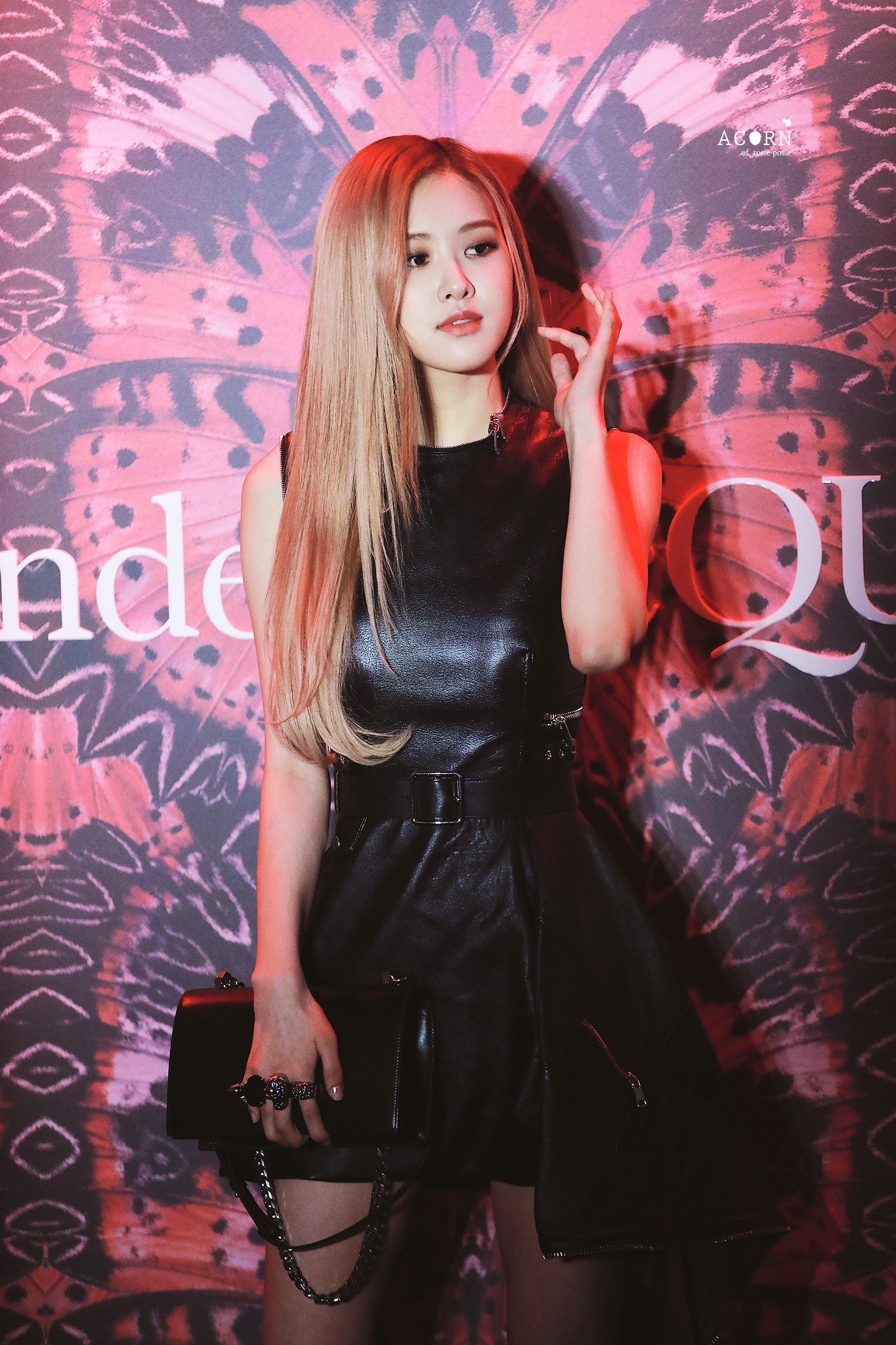 Rosé mặc đầm da màu đen