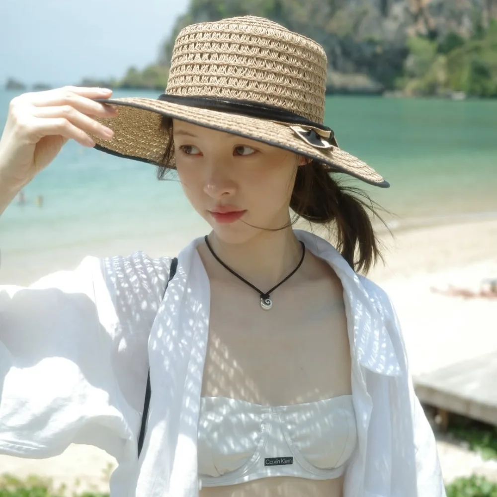 cô gái trang điểm nhẹ nhàng đi biển