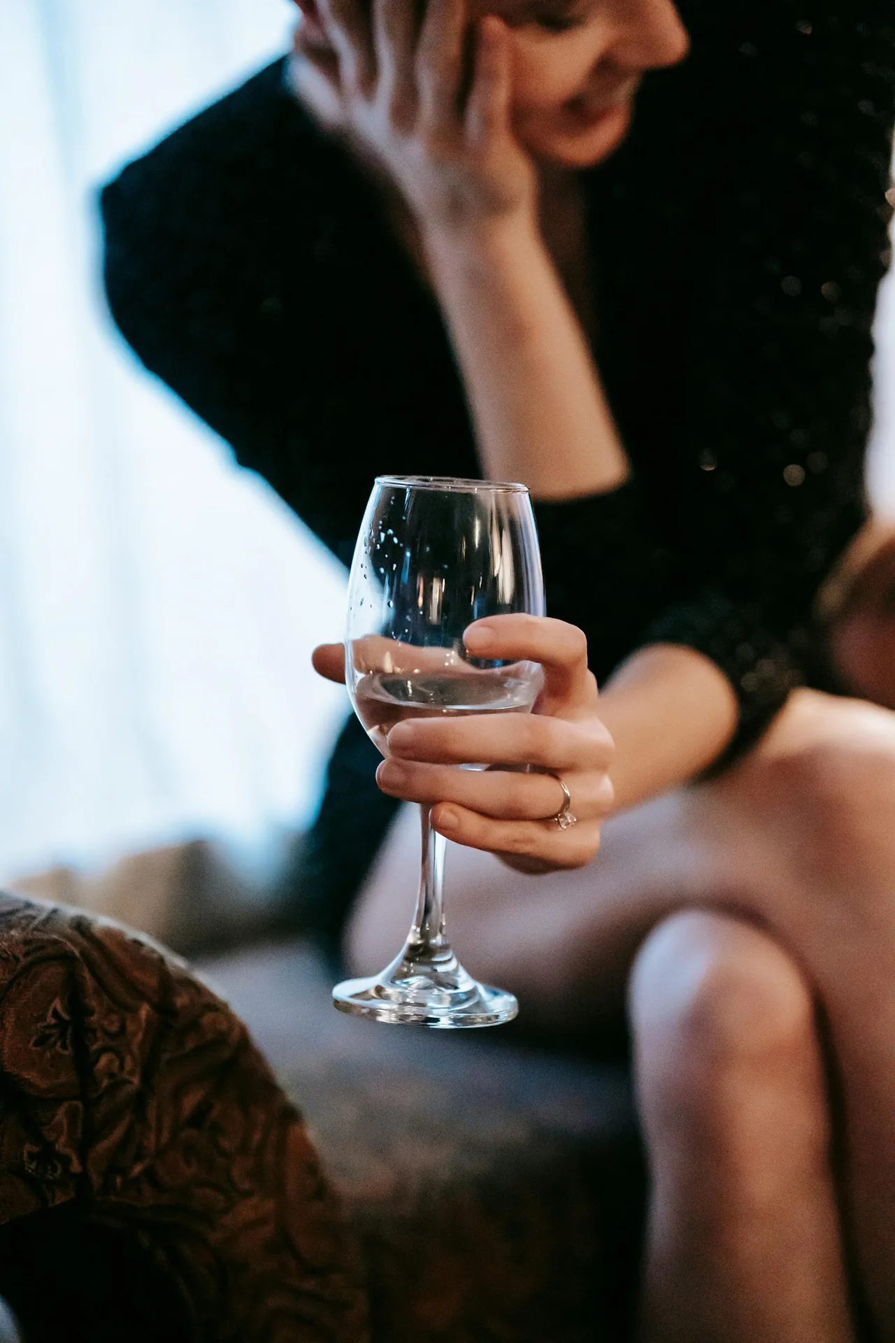 thực phẩm có cồn không tốt cho răng Cô gái ngồi cầm ly rượu