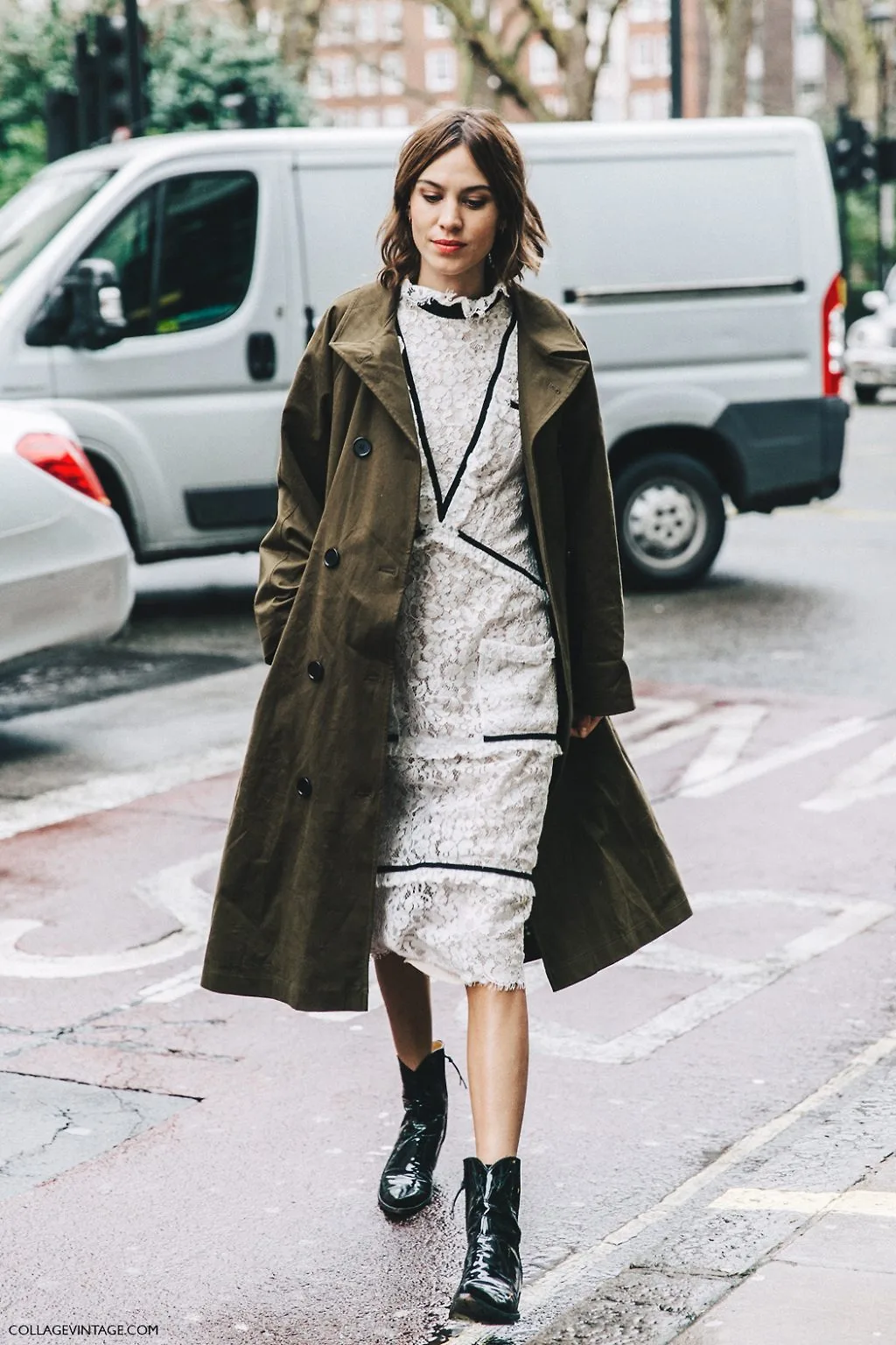 bốt đi mưa alexa chung