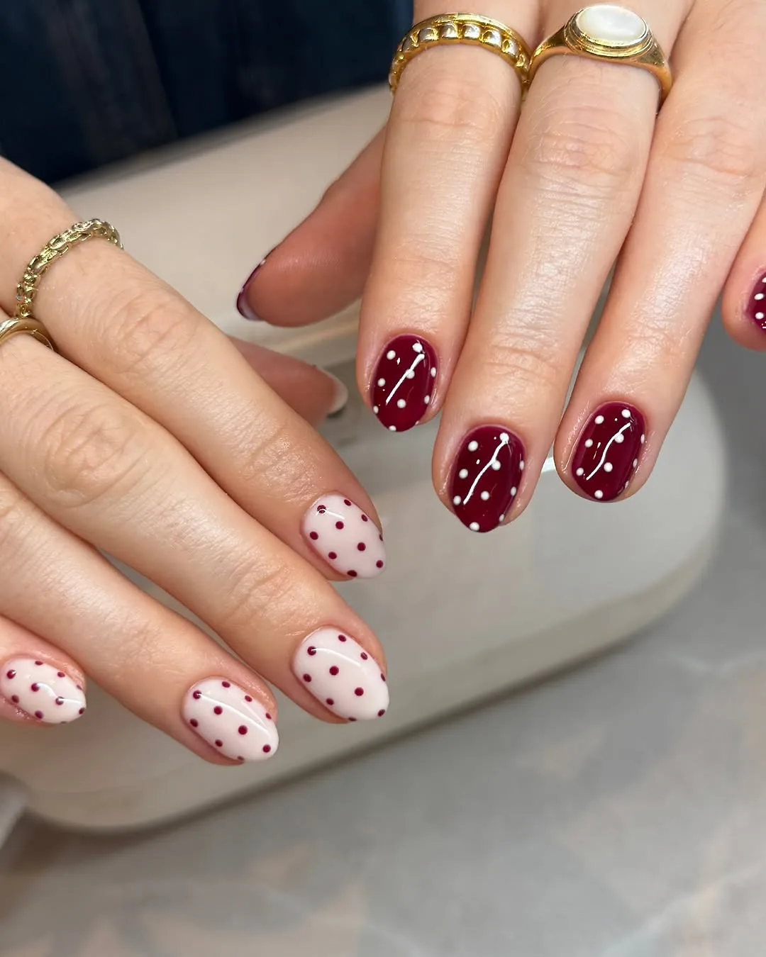 mẫu nail chấm bi đỏ trên nền màu be trắng sữa