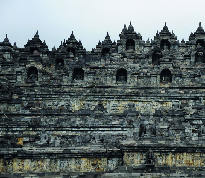 Các mảng kiến trúc trang trí ở tầng “tu giới” (Rupadhatu) của Borobudur. Ảnh trang bên Borobudur nhìn từ xa trông như một quả đồi nhỏ, cao hơn 42m, hợp thành từ hơn 80.000 mét khối đất đá, với tháp Phật khổng lồ ở vị trí trung tâm.