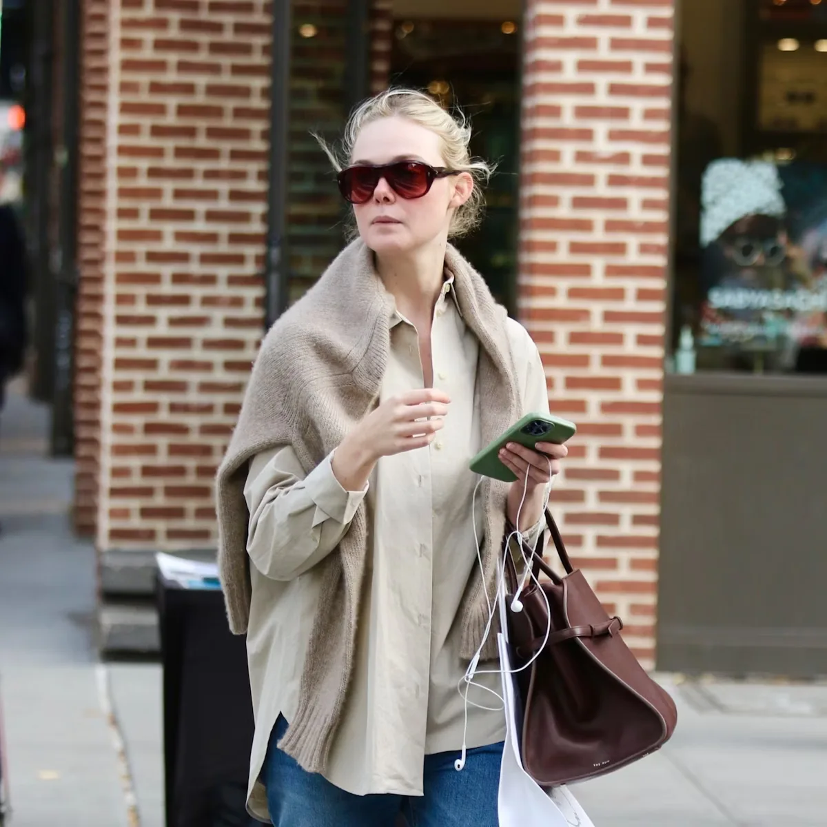 Elle Fanning - The Row túi xách