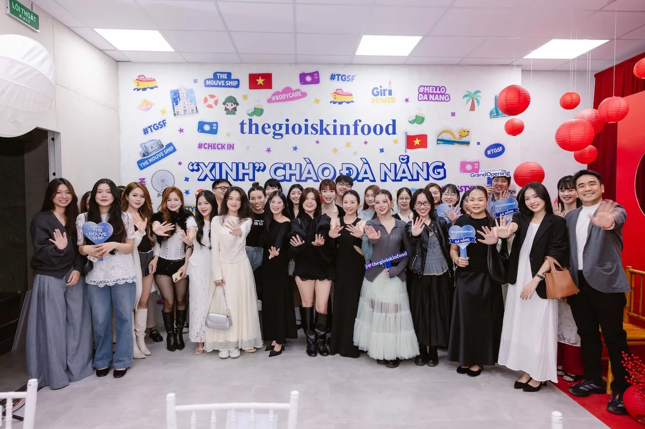 Hình ảnh các KOLs và KOCs tại buổi khai trương ở Đà Nẵng.
