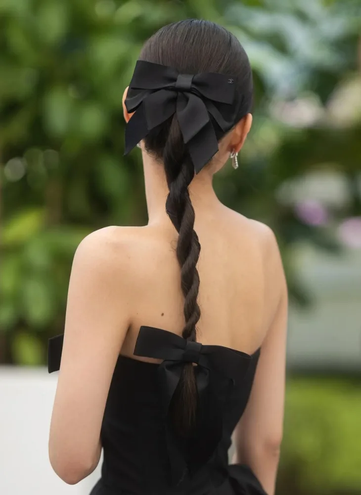 Jennie Kim cùng mái tóc đen mượt kết hợp nơ sa tanh sang trọng