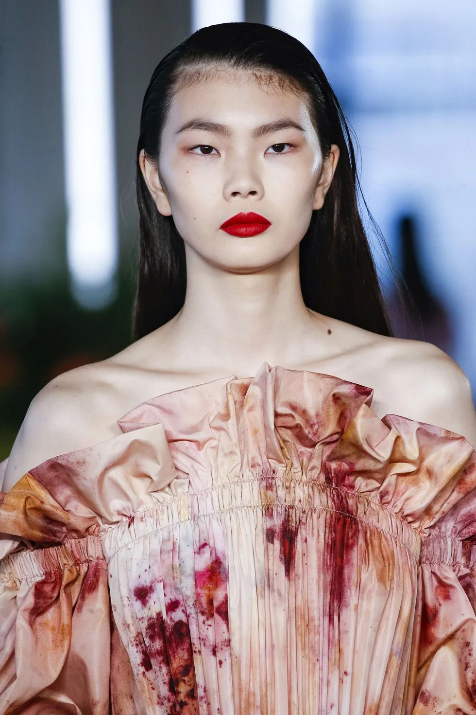 Phong cách trang điểm với đôi môi đỏ của nhà mốt Jason Wu. Phong cách trang điểm với đôi môi đỏ của nhà mốt Jason Wu.