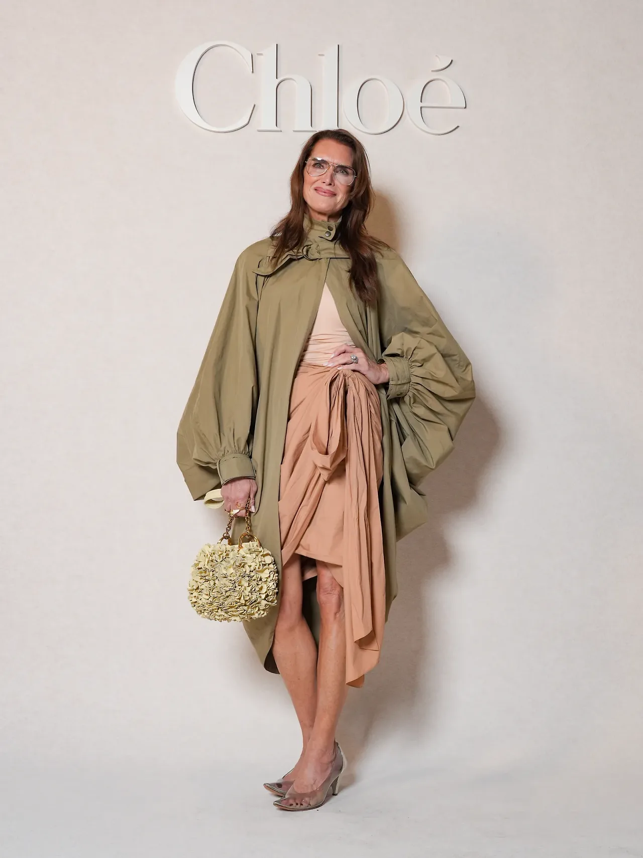 Tại show Chloé Thu-Đông 2026, Brooke Shields cũng lựa chọn jelly shoes, đưa xu hướng này đến gần hơn với tinh thần thanh lịch, trưởng thành.