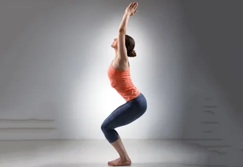 Bài tập Yoga giúp giảm mỡ đùi: Tư thế cái ghế