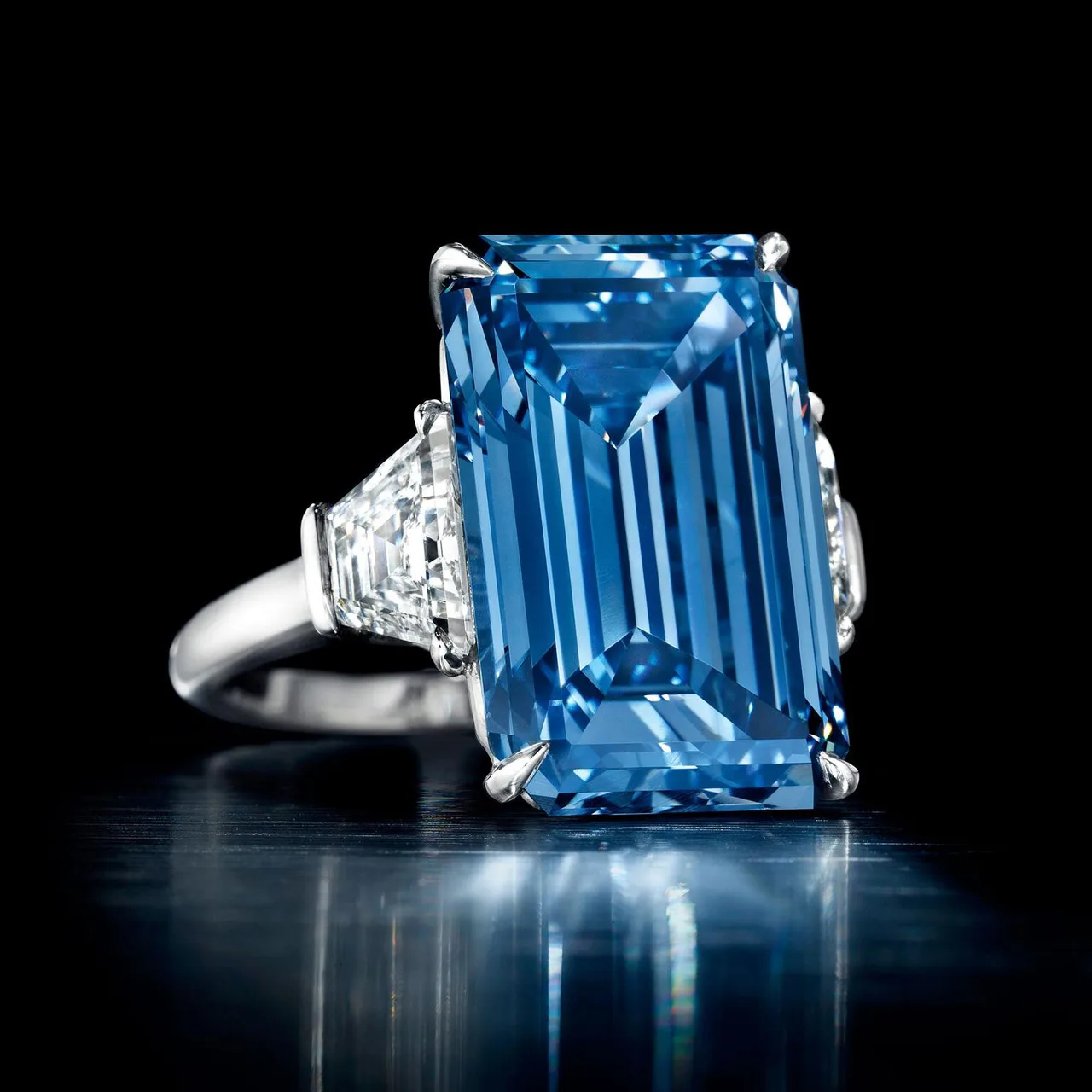 Ánh xanh sâu thẳm và huyền bí của kiệt tác kim cương The Oppenheimer Blue.